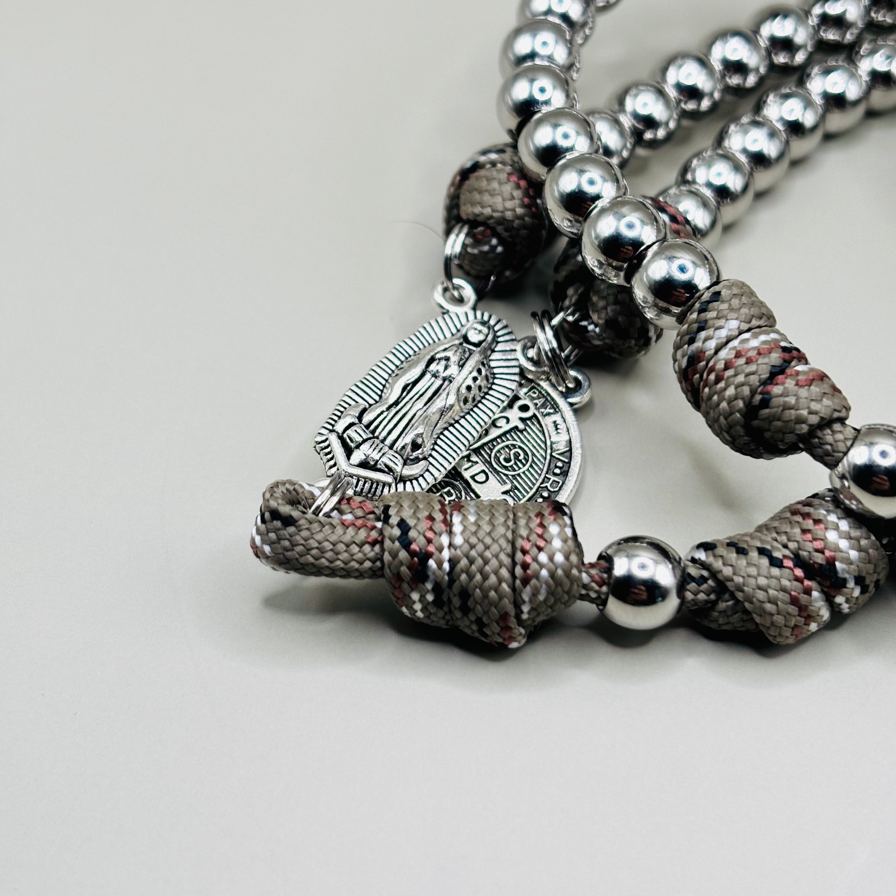 Rozenkrans met militair paracord en benedictus munt en Maria 